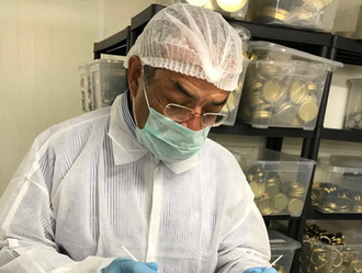 Maître Caviar au travail dans l'atelier