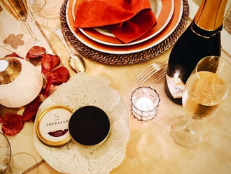 Table dressée avec caviar Sherazad et champagne